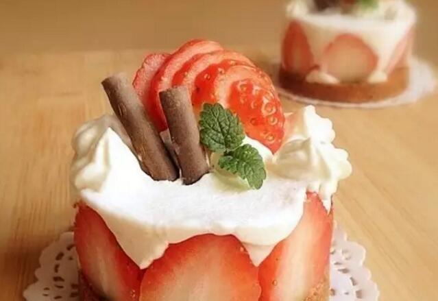 杭州蛋糕烘焙培训学校之草莓慕斯的做法